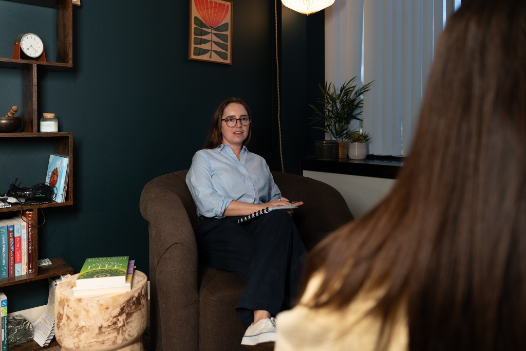 Individual therapy session at Monima Wellness Center, a women's trauma, mental health, and addiction treatment center in San Diego.